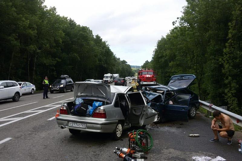 Число жертв жесткой аварии в Краснодарском крае выросло до 5 человек. В больнице умер 7-летний мальчик