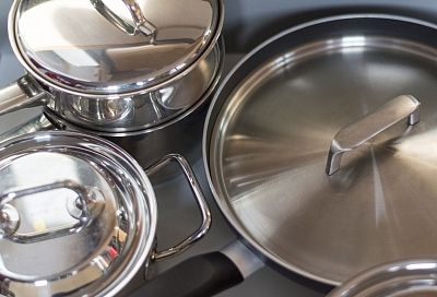 Металлические кастрюли засверкали как новые: как с помощью парочки овощей вернуть глянцевый блеск посуде