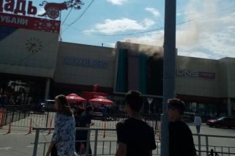 В Краснодаре эвакуировали «Красную Площадь» из-за загоревшейся фритюрницы