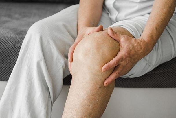 Откуда у вас «камни» в суставах: вот почему могут сильно болеть колени