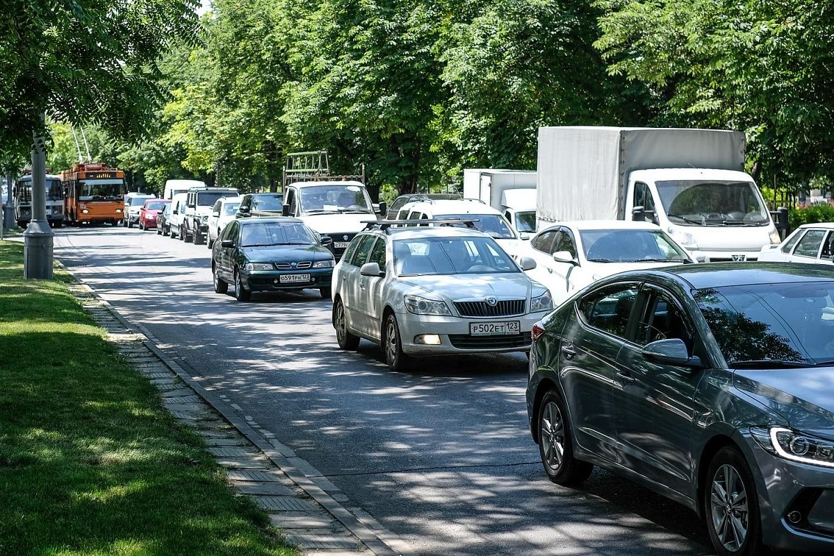 Даже днём улицы крайцентра парализованы.