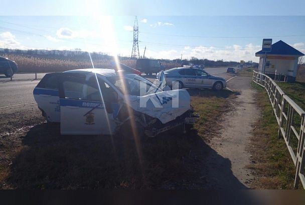 В Анапе произошло жесткое ДТП с участием патрульного автомобиля полиции. Есть пострадавшие