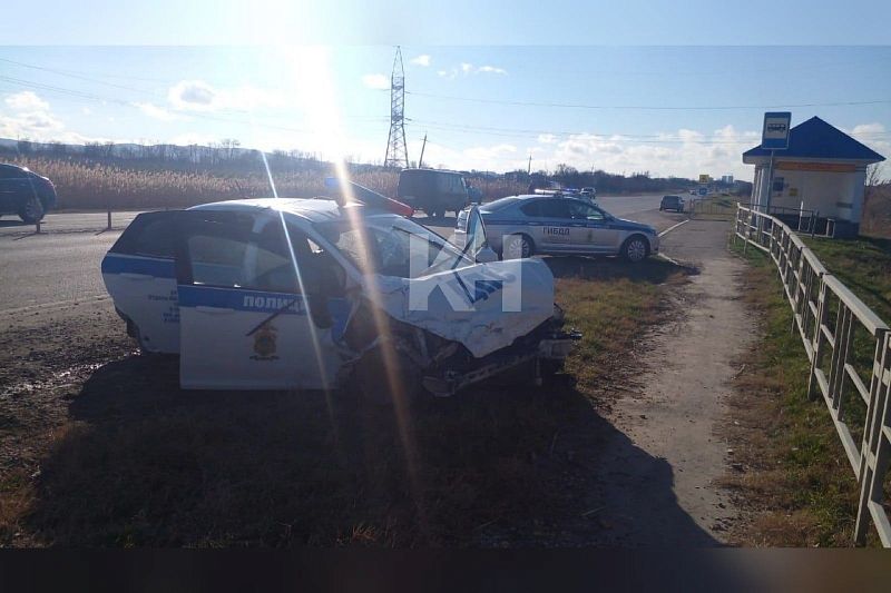 В Анапе произошло жесткое ДТП с участием патрульного автомобиля полиции. Есть пострадавшие