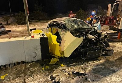 В Сочи водитель и пассажир такси погибли, врезавшись в бетонное ограждение