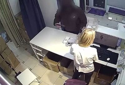 Вооруженный пистолетом мужчина дерзко ограбил ПВЗ в Краснодаре