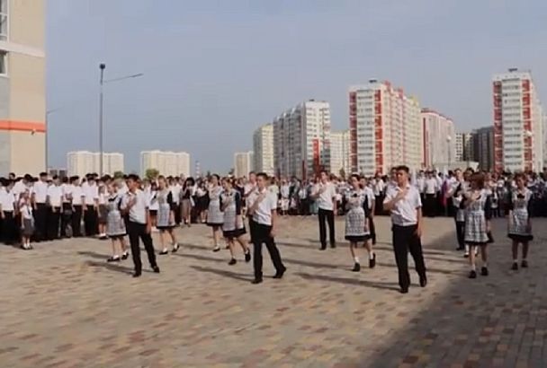 «Я русский»: школы Анапы отметили День знаний масштабным танцевальным флешмобом