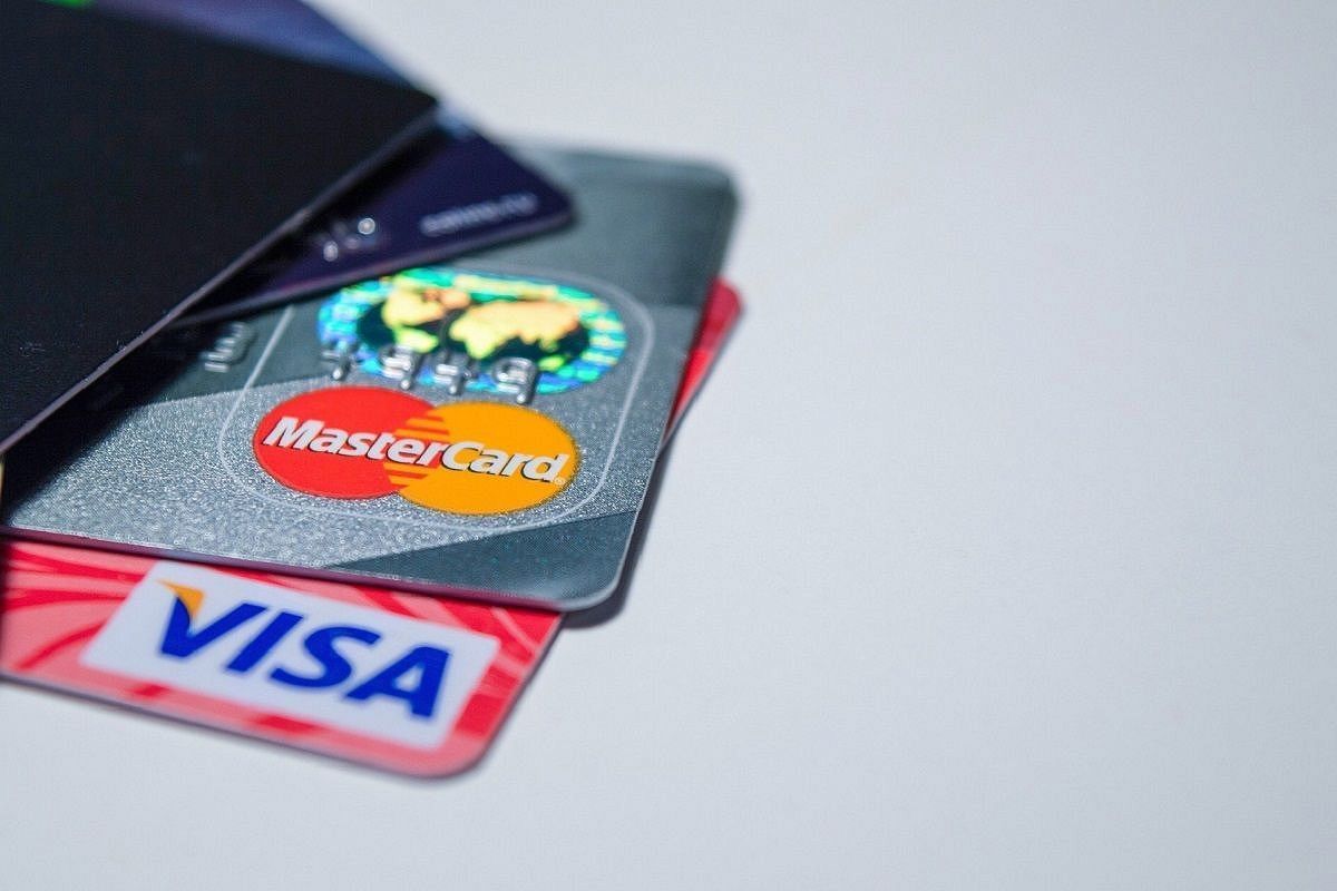 В ЦБ рассказали, будут ли отключать выданные в России карты Visa и Mastercard