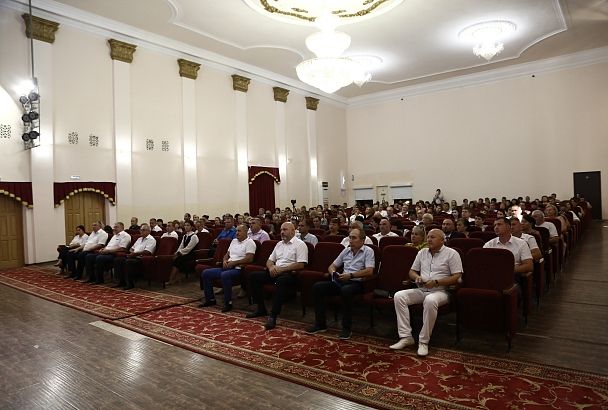 Результаты работы ЗСК шестого созыва стали главной темой встречи Юрия Бурлачко с активом Абинского района