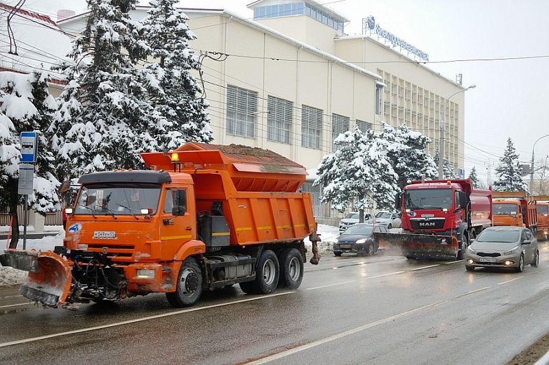 В расчистке трасс от снега в Краснодарском крае задействовано 265 единиц спецтехники