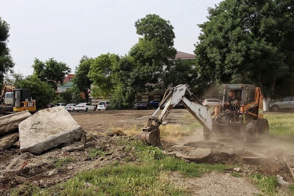 В Краснодаре двор дома в Юбилейном микрорайоне очистят от гаражей