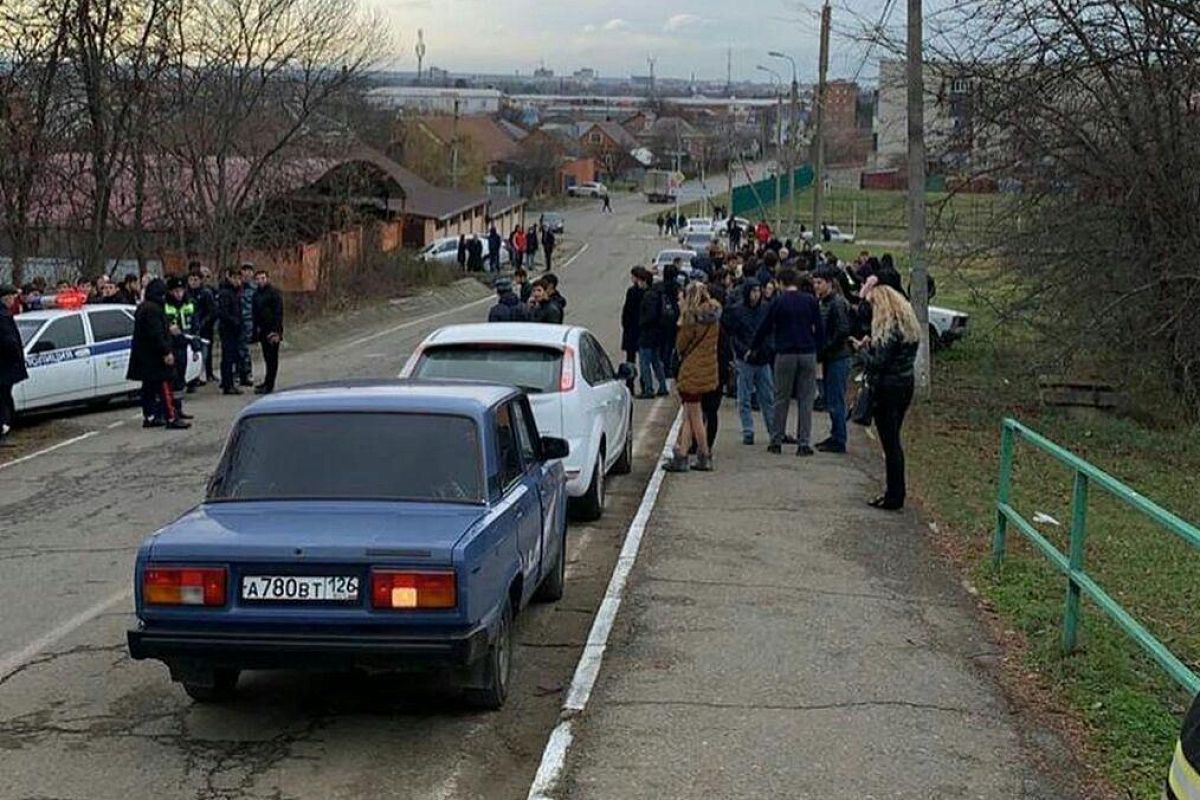 В Майкопе 18-летний водитель на ВАЗ-2105 врезался в группу подростков на тротуаре