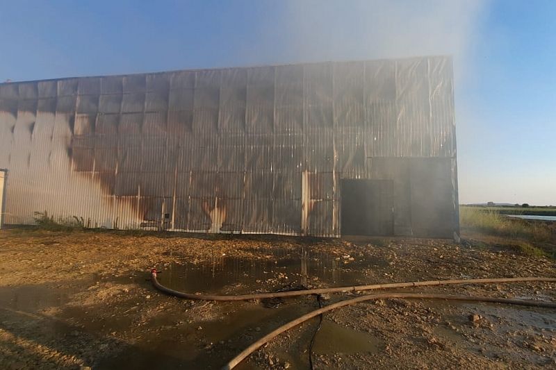 Склад на площади 600 кв. метров сгорел в Темрюке