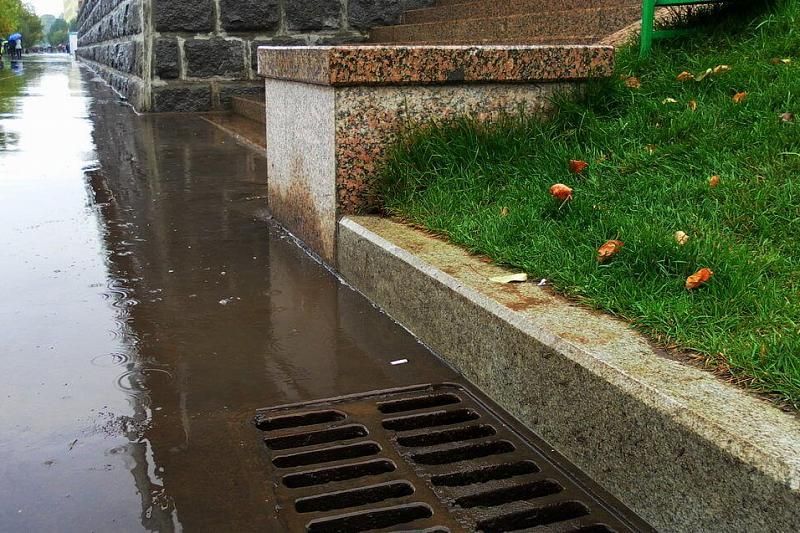 В Краснодарском крае мужчина провалился в ливневую канализацию и потерял сознание