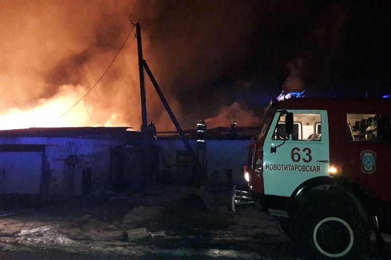 Опубликованы фото с места крупного пожара на складе