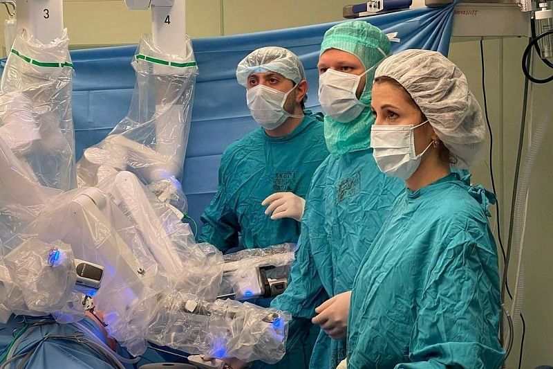 В Краснодаре провели первую в России операцию по пересадке почки с помощью нового робота-хирурга