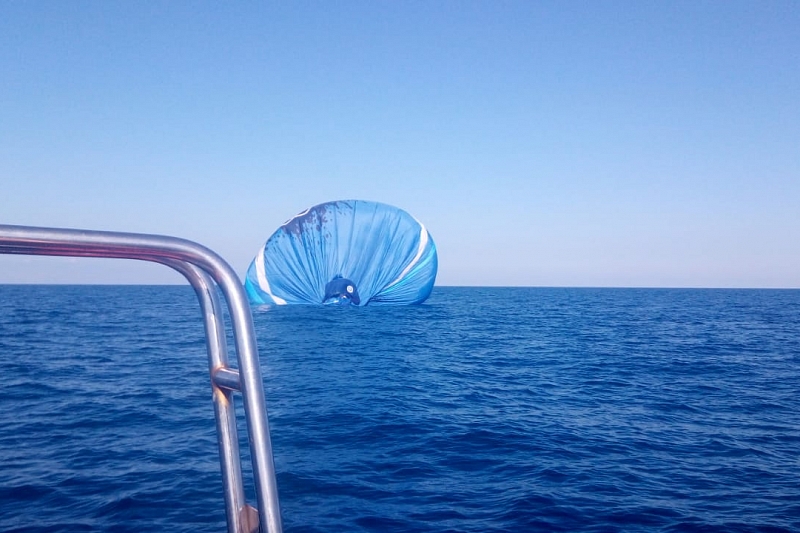 В Сочи спасатели эвакуировали на берег пилота воздушного шара, севшего в море после романтического путешествия