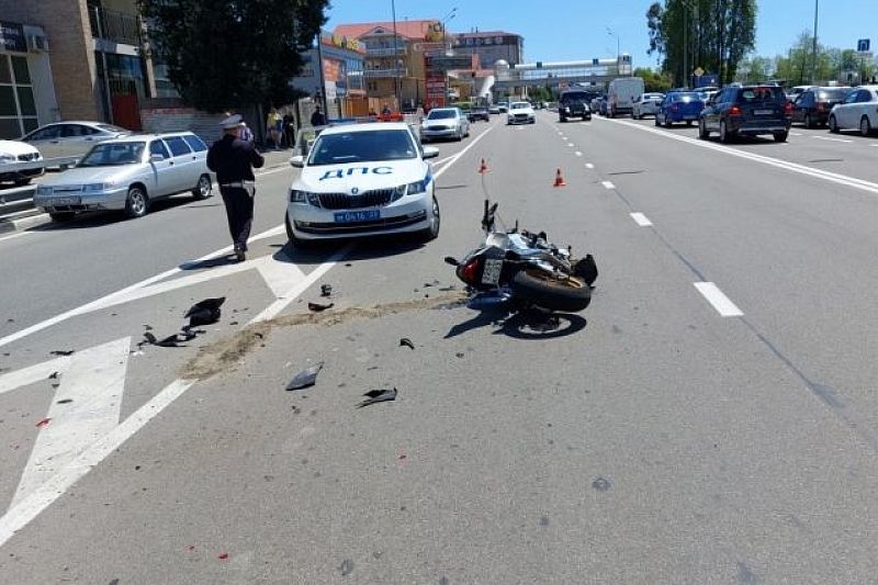 В Сочи при столкновении с иномаркой пострадал водитель мотоцикла