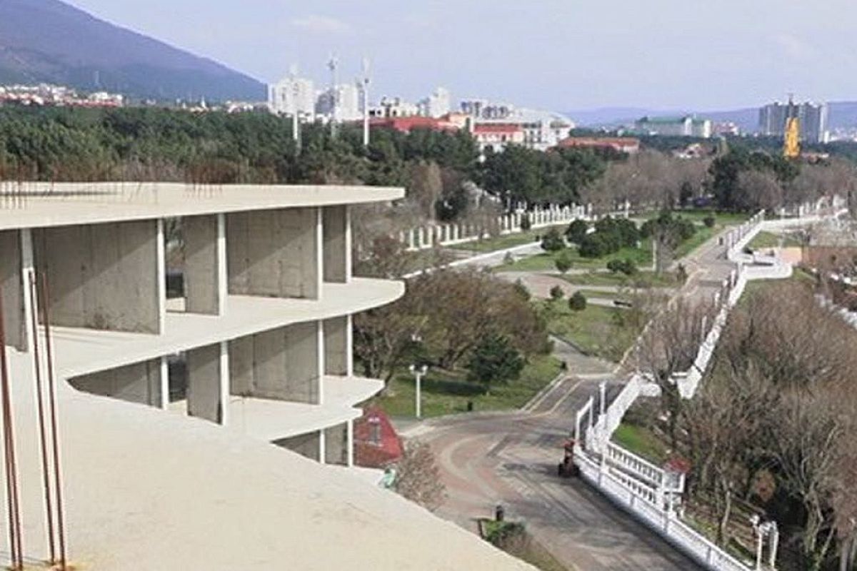 В центре Геленджика начали сносить многоэтажный самострой