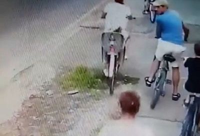 В Краснодаре велосипедист ударил пенсионерку за замечание