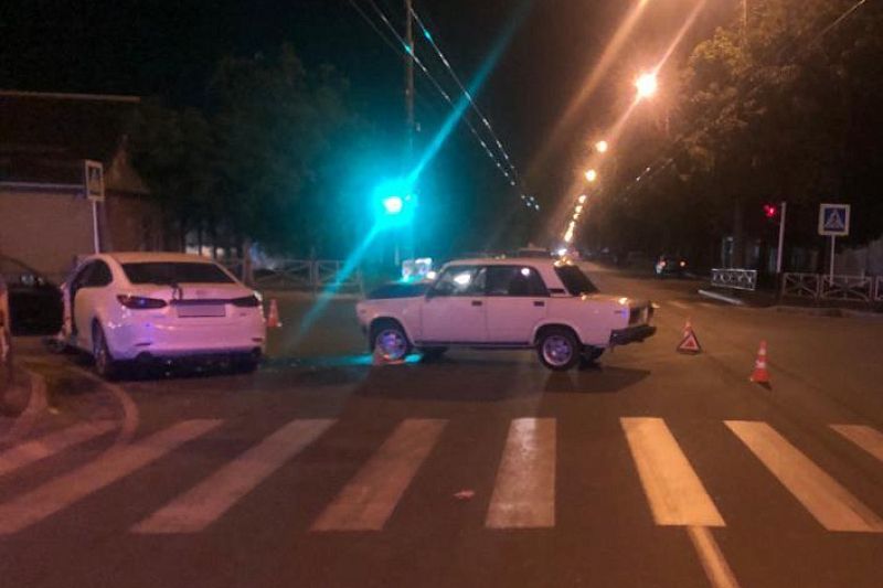 В Адыгее в ДТП пострадал 8-летний пассажир ВАЗа, отец которого проехал на красный свет