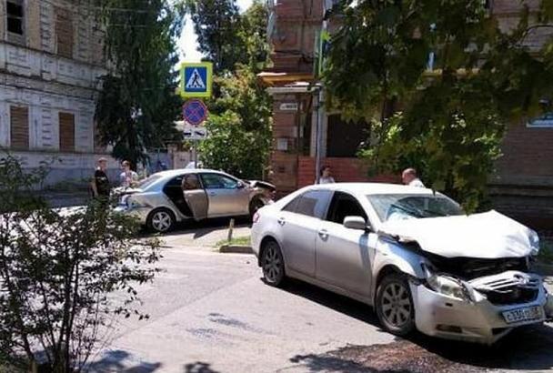 В центре Краснодара столкнулись 2 автомобиля. Один въехал в дом