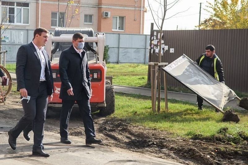  Андрей Алексеенко потребовал отремонтировать тротуары и создать ливневку на улице Тепличной в Краснодаре