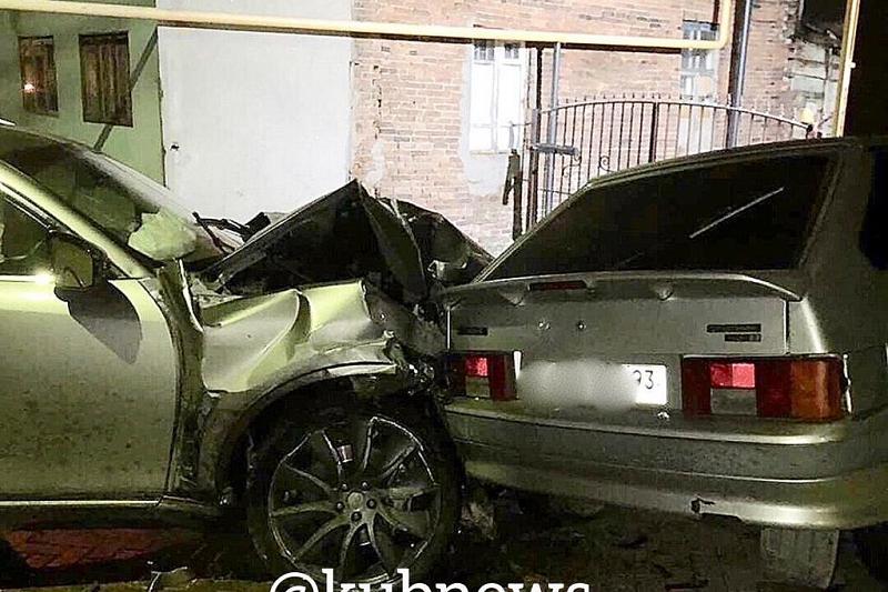 В Краснодарском крае водитель «Инфинити» протаранил пять машин на парковке