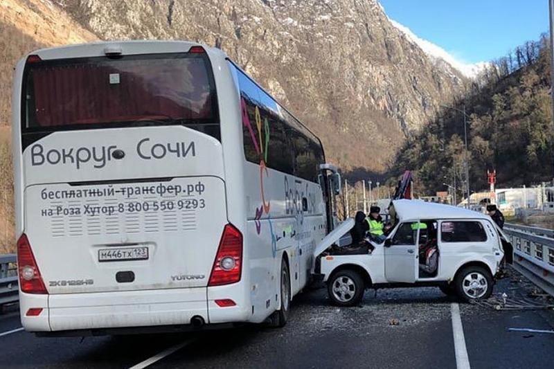 В Сочи столкнулись автобус и «Нива». Погиб мужчина