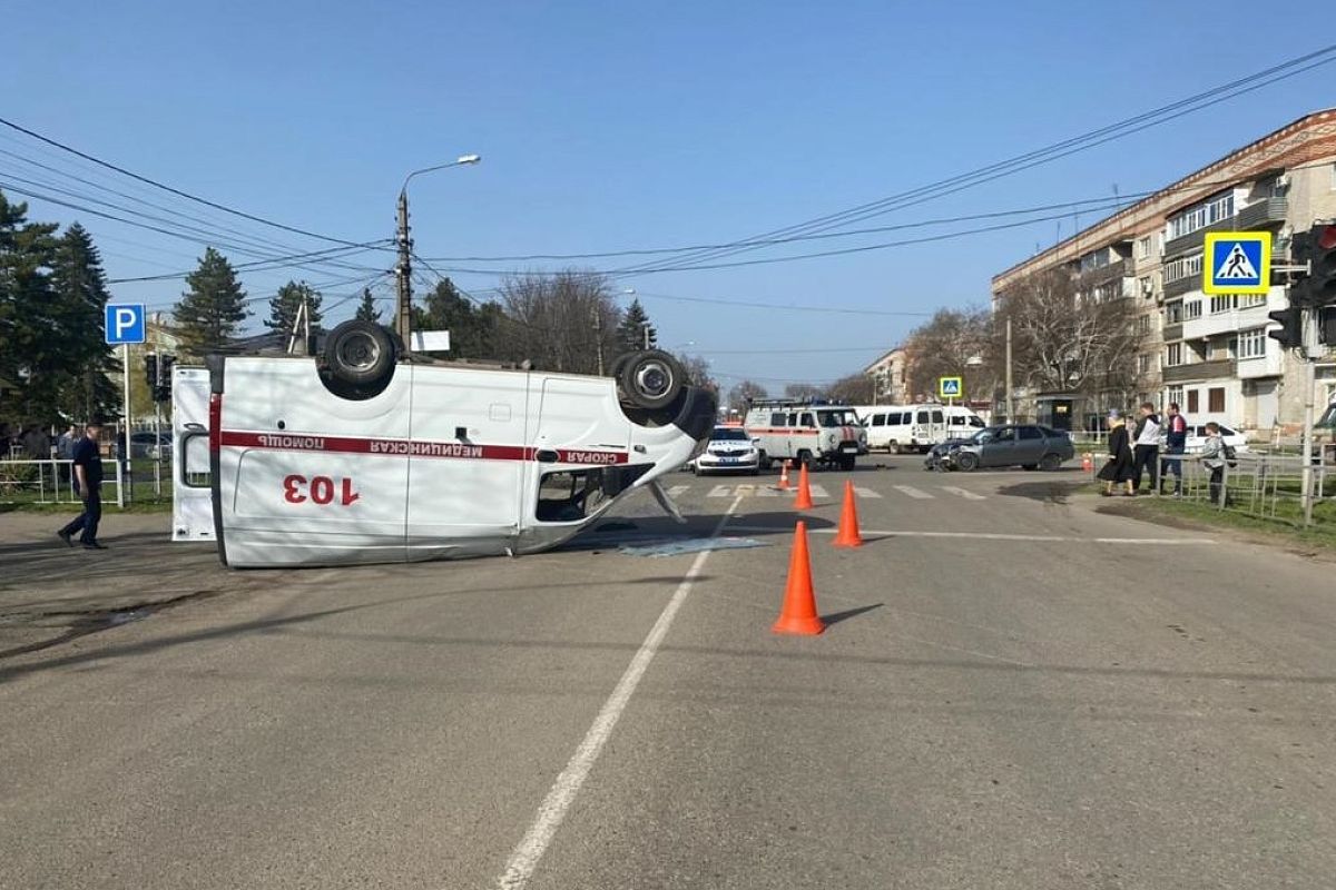 Стали известны подробности ДТП с участием автомобиля скорой помощи, где пострадали три человека