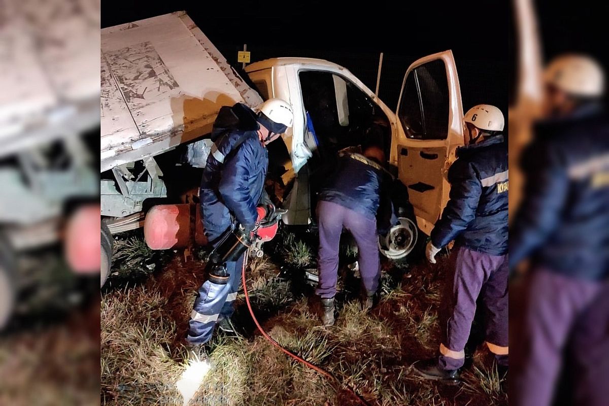 Спасатели освободили двух человек из автомобиля после жесткого ДТП