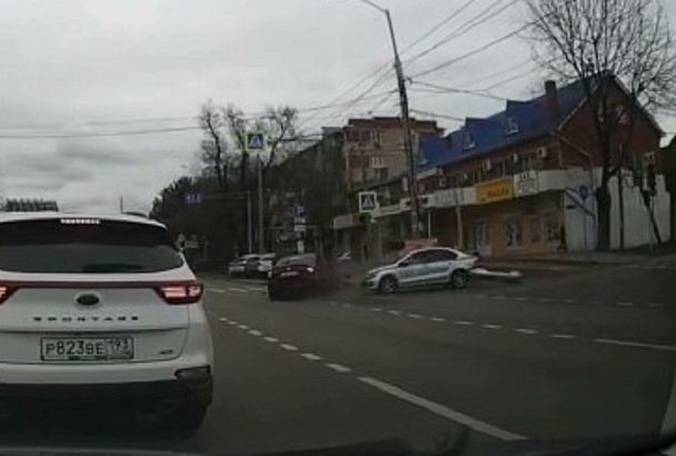 Момент ДТП с патрульным автомобилем на улице Северной в Краснодаре попал на видео