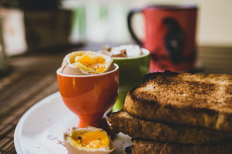 Почему нужно обязательно есть яйца и сливочное масло на завтрак
