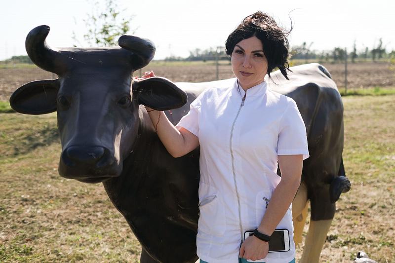 Начальник производственного цеха Анжелика Кравченко учиться сыроварению ездила в Углич.