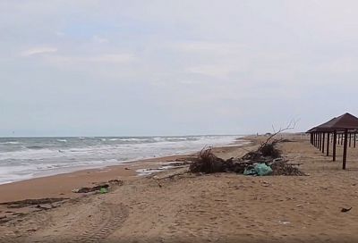 С пляжей Анапы после шторма вывезли более 5 тонн мусора