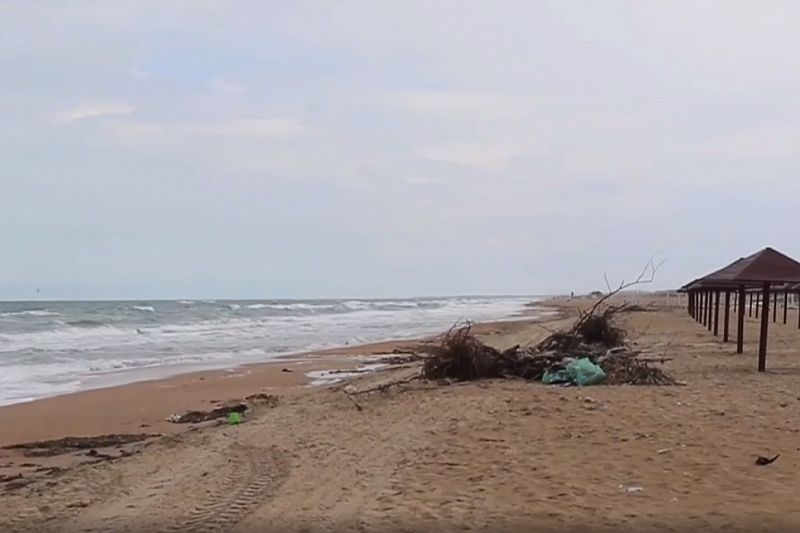 С пляжей Анапы после шторма вывезли более 5 тонн мусора