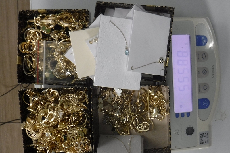 В аэропорту Краснодара у пассажирки международного рейса в сумочке обнаружили ювелирные изделия на 19 тыс. долларов