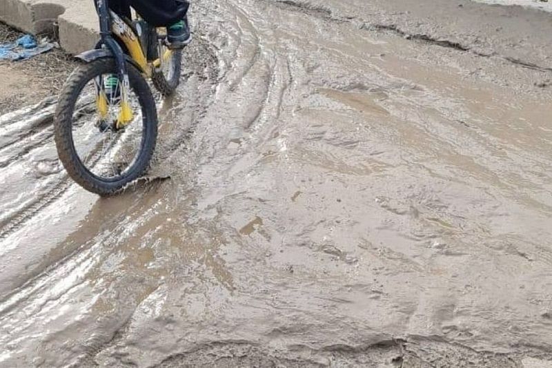 «Грязища по колено»: мэр Краснодара потребовал обязать застройщиков восстановить разбитую строительной техникой дорогу