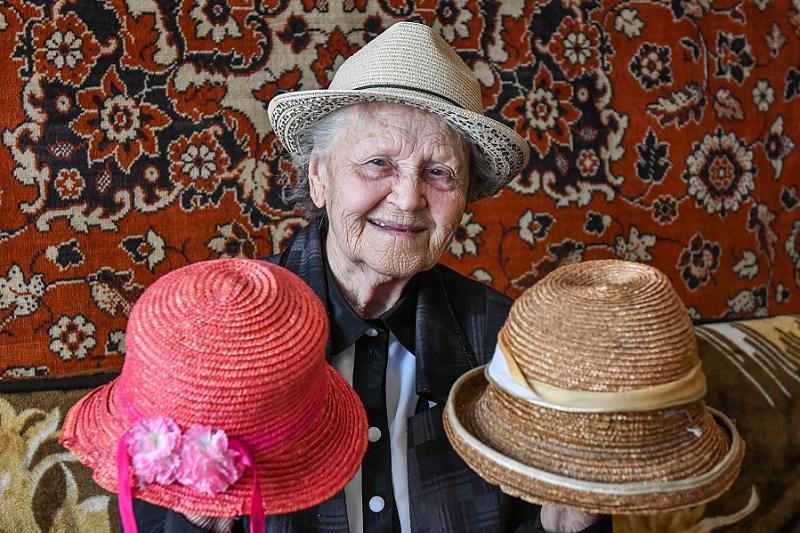 Елена Коссовская по-прежнему полна женского очарования. Хранит свои шляпки, в которых щеголяла на работе.