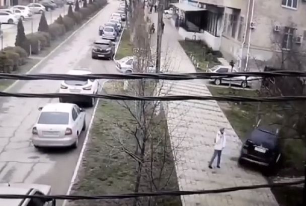 Едва не сбил девушку и протаранил несколько машин: в Крымске момент массового ДТП попал на видео