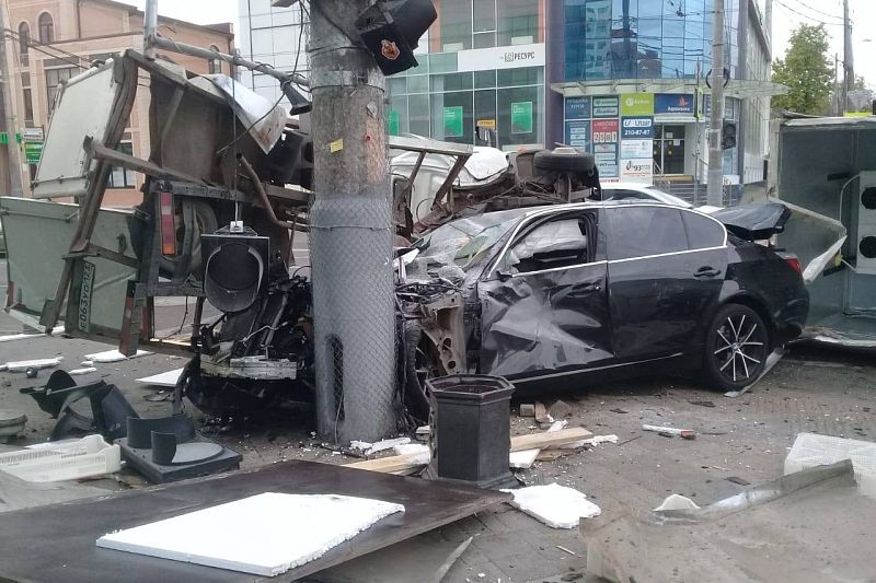 В Краснодаре «Газель» разорвало на части после столкновения с пьяным водителем на BMW