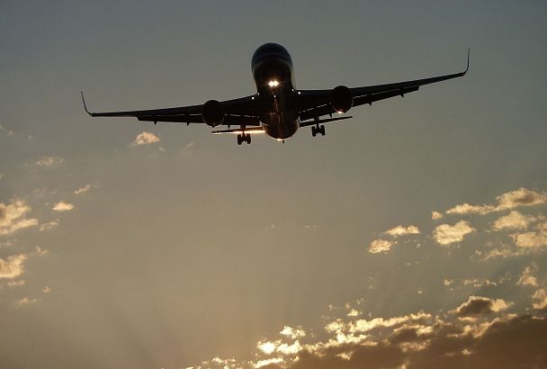 Два рейса в Сочи изменили курс над Черным морем из-за неопознанного самолета