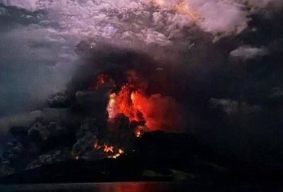 Страшно красиво: что известно об извержении вулкана Руанг в Индонезии