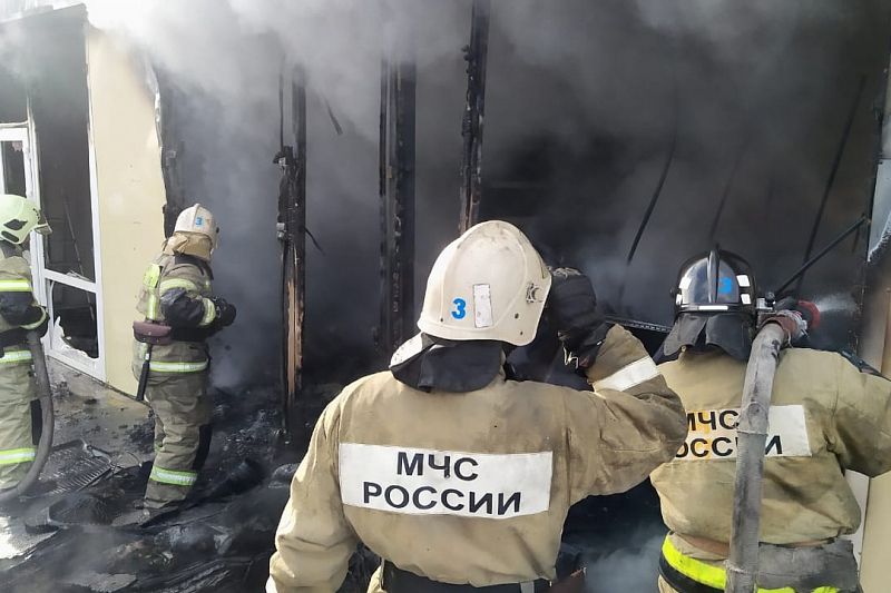 Пожар в автомагазине на площади 100 кв. м потушили в Краснодаре 