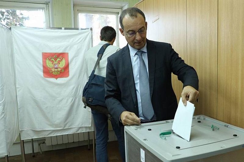 Юрий Бурлачко проголосовал на выборах депутатов ЗСК 