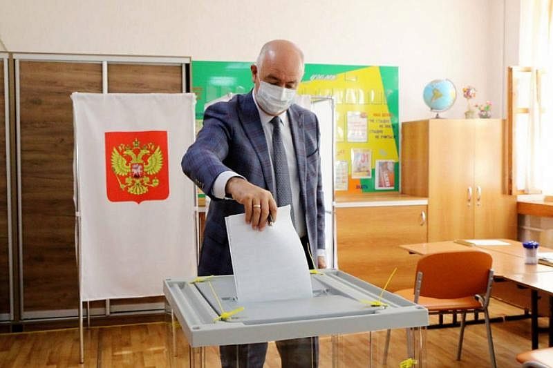 Глава Новороссийска проголосовал на выборах в Госдуму