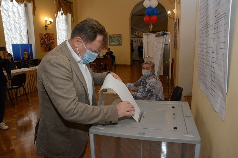 Игорь Бутман проголосовал на избирательном участке в Сочи