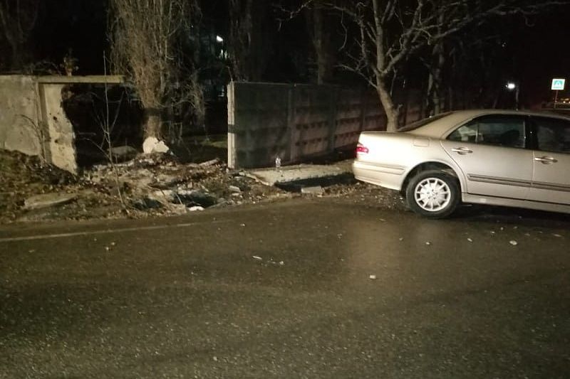 В Майкопе 19-летний водитель Mercedes снес бетонный забор больницы. Есть пострадавшие