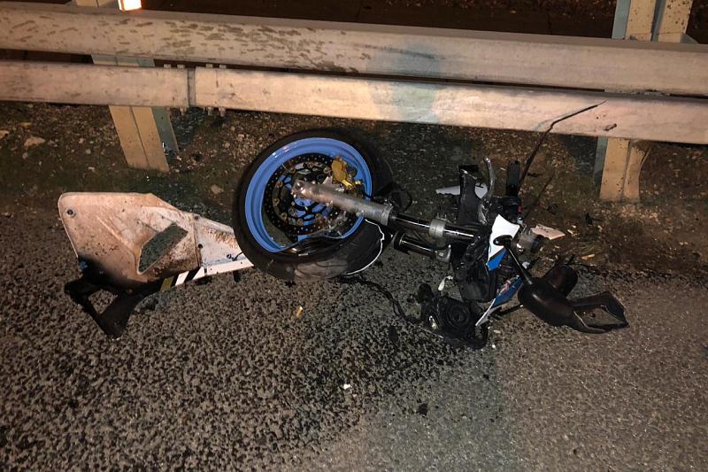 В Сочи 24-летний водитель мотоцикла с 19-летней пассажиркой превысил скорость и попал в ДТП