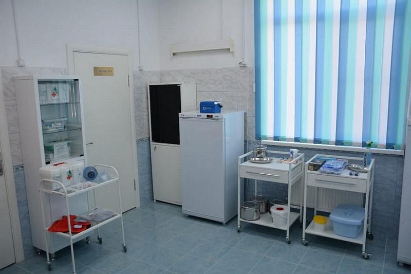 В Краснодарском крае 23 сельским школам передали новое медоборудование