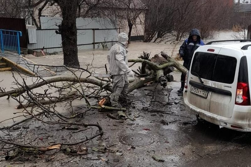 В Новороссийске ликвидируют последствия стихии